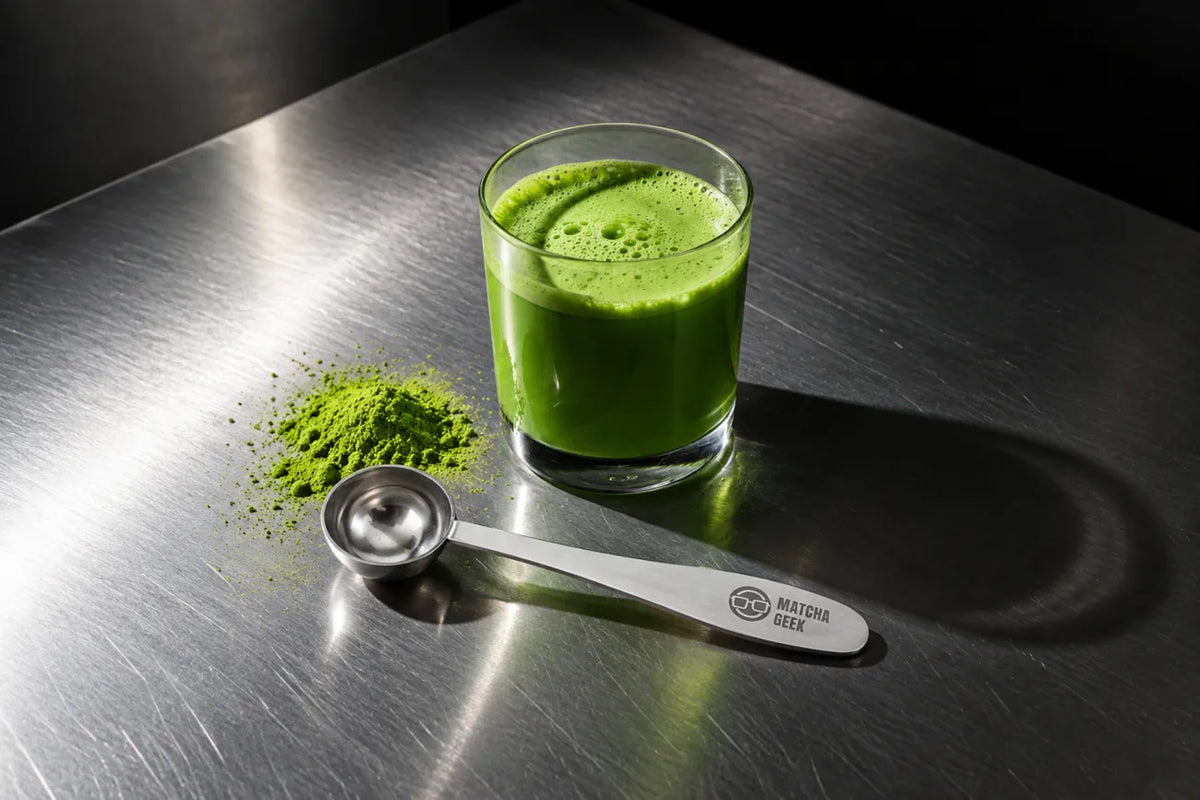 Gesunder Japanischer Matcha mit Matcha Pulver und Edelstahl-Messlöffel