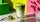 Matcha Latte mit Eis in einem hohen Glass und neben dran ein Matcha Messlöffel mit Matcha