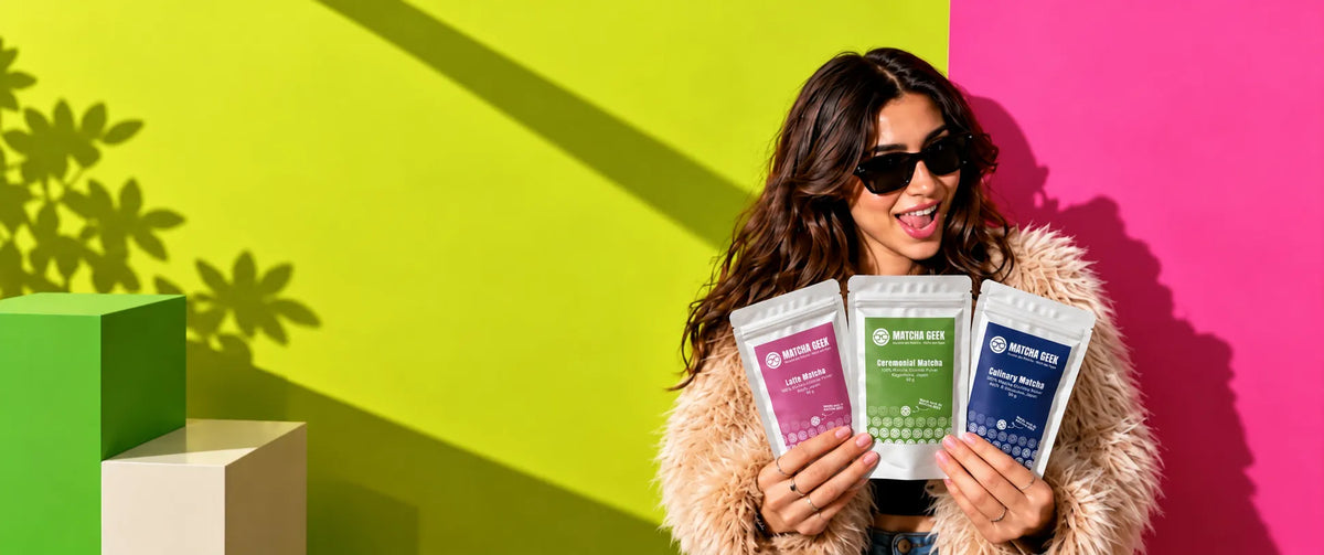 Matcha kaufen Schweiz – Frau hält Ceremonial, Latte und Culinary Matcha von MATCHA GEEK