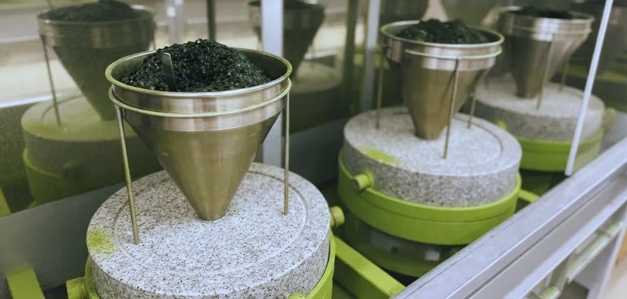 matcha wird in granitsteinmühlen gemahlen um die höchste qualität zu gewährleisten
